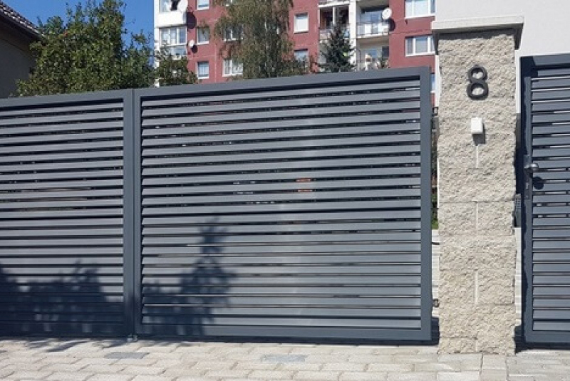     vstupne brany na mieru s posuvným otváraním a moderným lamelovým dizajnom