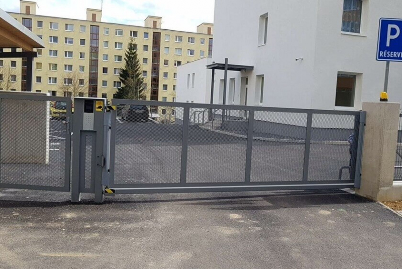 posuvné brány s bránkou v sivom prevedení pre bytový alebo firemný objekt posuvné brány s bránkou v sivom prevedení pre bytový alebo firemný objekt