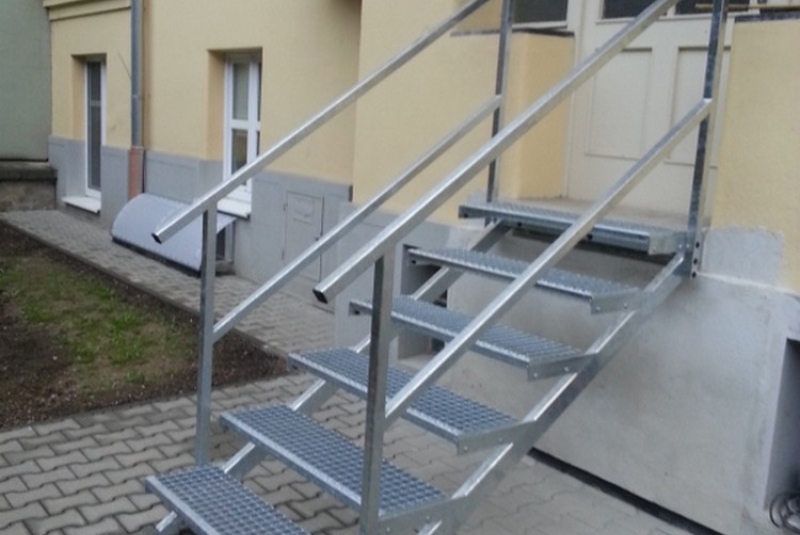 Zábradlia, balkony, prístrešky