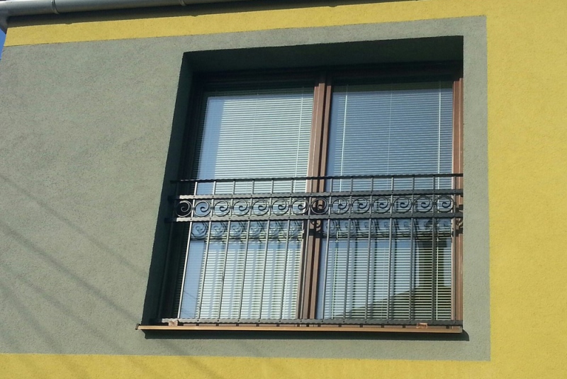 Zábradlia, balkony, prístrešky