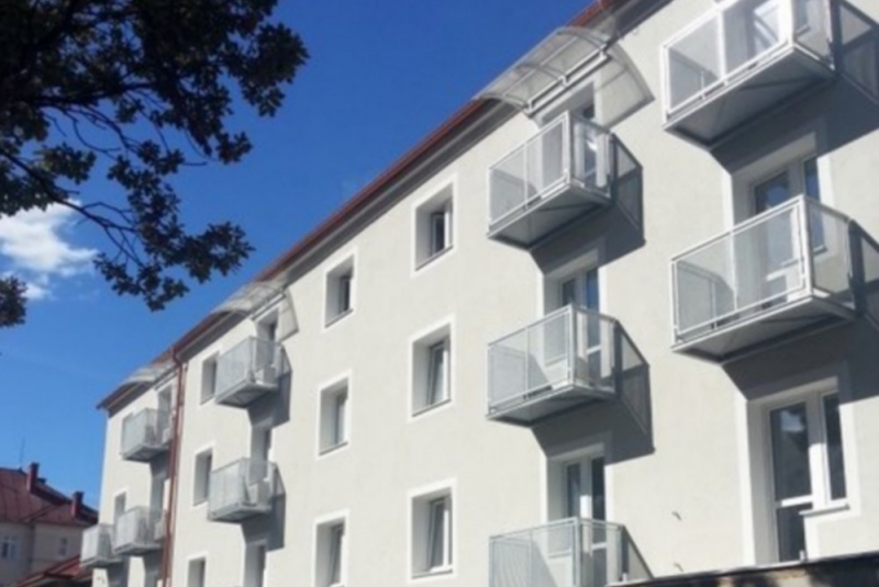 Zábradlia, balkony, prístrešky