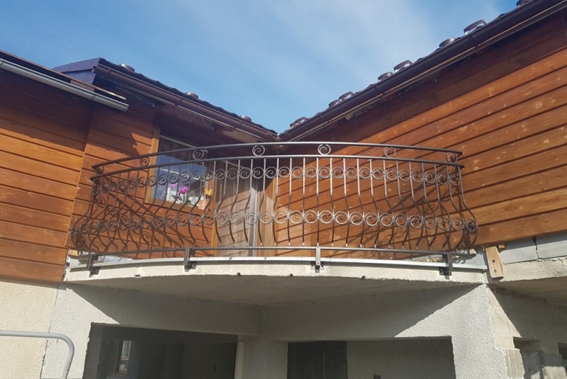 Zábradlia, balkony, prístrešky