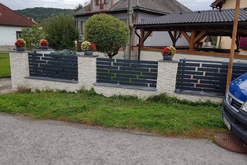 Zábradlia, balkony, prístrešky